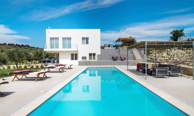 Avola Villa | Villa Genovesi - Five Bedroom Villa, Sleeps 9