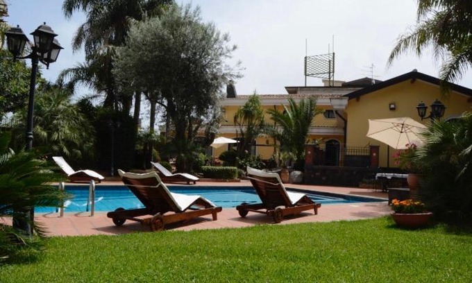 Aci Sant'Antonio Villa | Villa Gialla