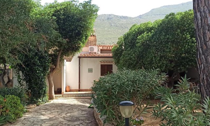 Castelluzzo House | Villa indipendente con patio giardino e parcheggio
