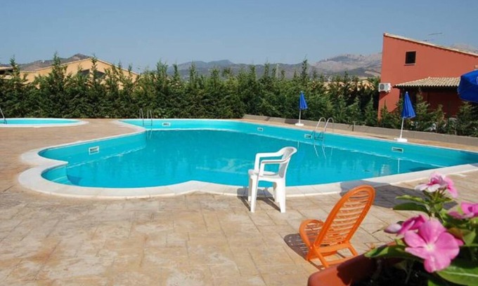 Piana Calzata Villa | Villa with condominium pool a stone's throw from the sea