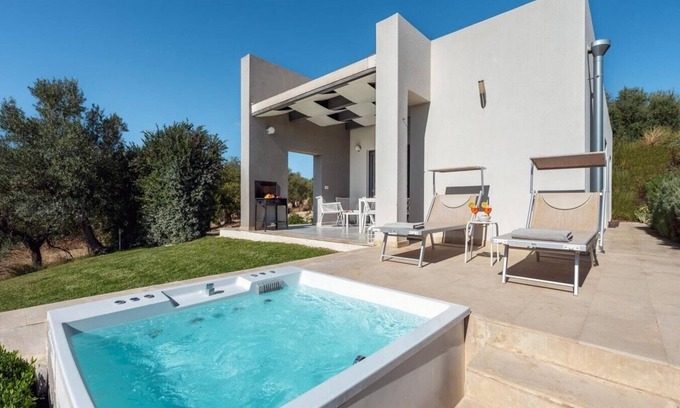 Noto Villa | Villas Cialtrona and Noto - Private villas with pool and jacuzzi