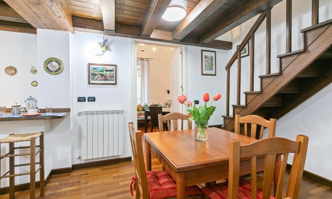 Centro Storico Apartment | Vittorio Emanuele & Via Roma Colorful Apartment