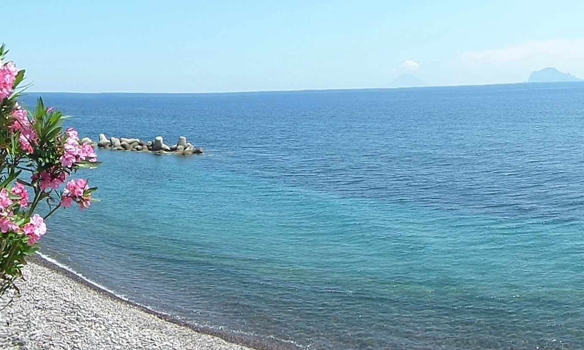 Santa Marina Salina House | House on the beach of Salina - Maestrale