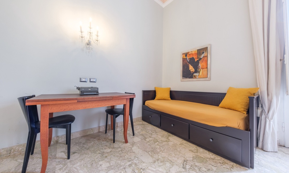 Messina Apartment | Period Room '1924' with Balcony, Wi-Fi and Air Conditioning