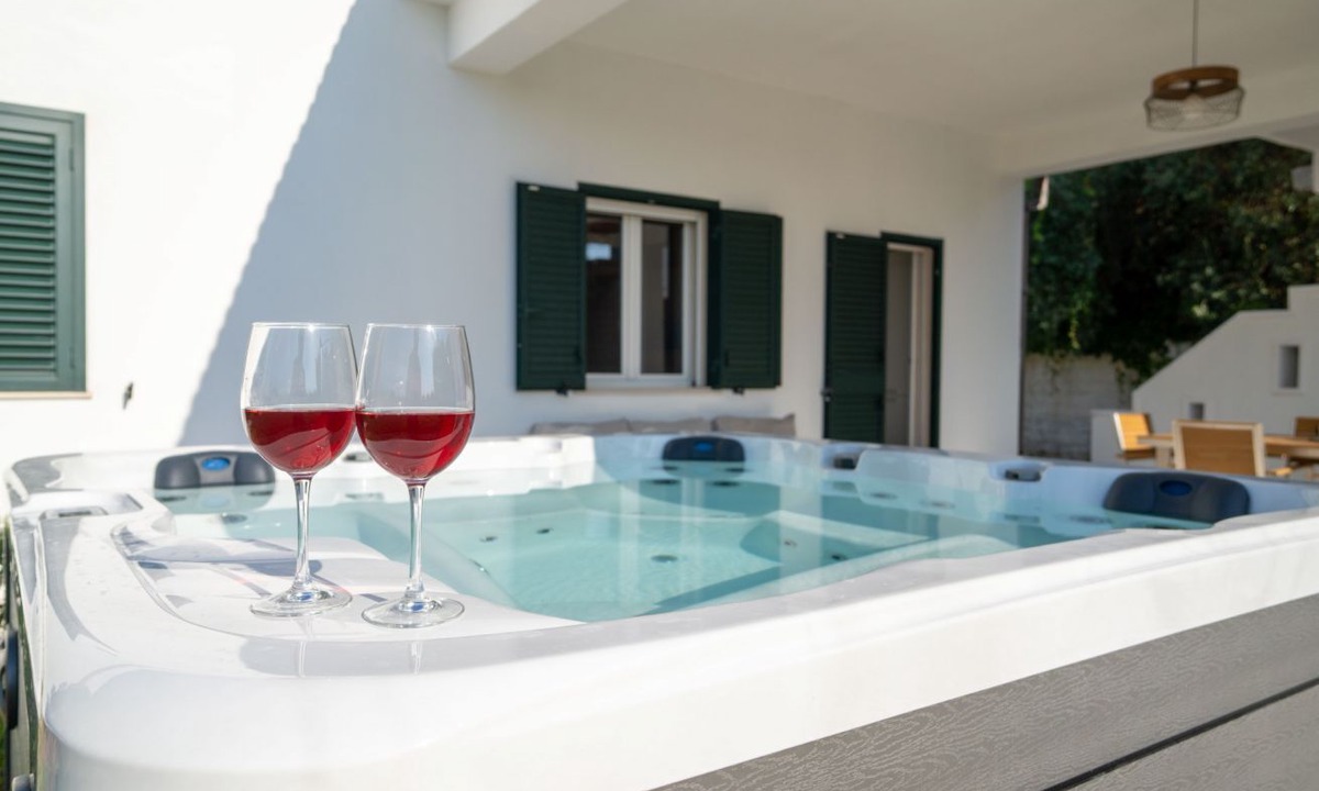 Arenella Villa | Villa Oasis - Private garden with jacuzzi by the beach