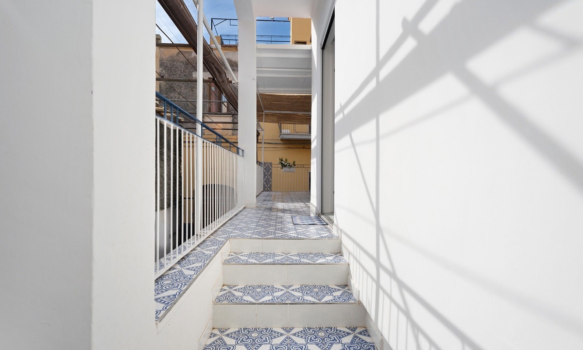Vico Equense Apartment | Apartment 'Penisola 5' with Shared Terrace, Wi-Fi and Air Conditioning
