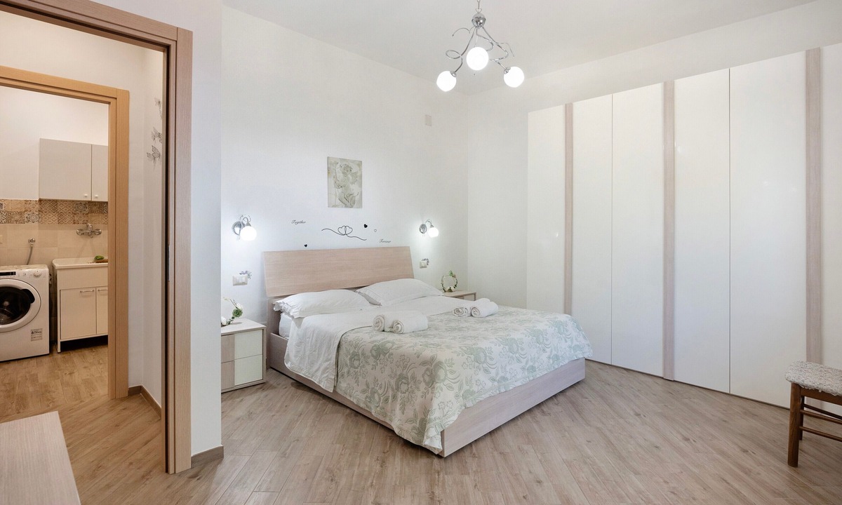 San Lazzaro Apartment | Apartment 'Bella Veduta Luna' with Sea and Mountain Views, Wi-Fi, and Air Conditioning