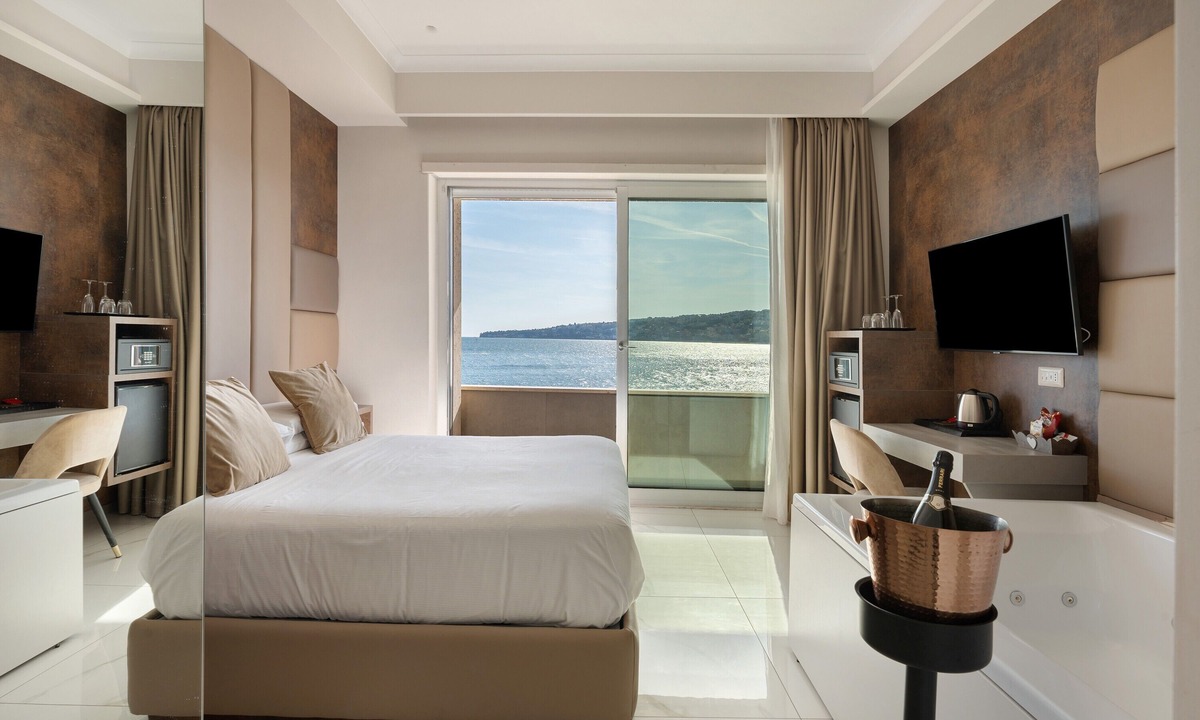 San Ferdinando Apartment | Room 'Luxury Seaview Con Jacuzzi' with Balcony, Wi-Fi and Air Conditioning