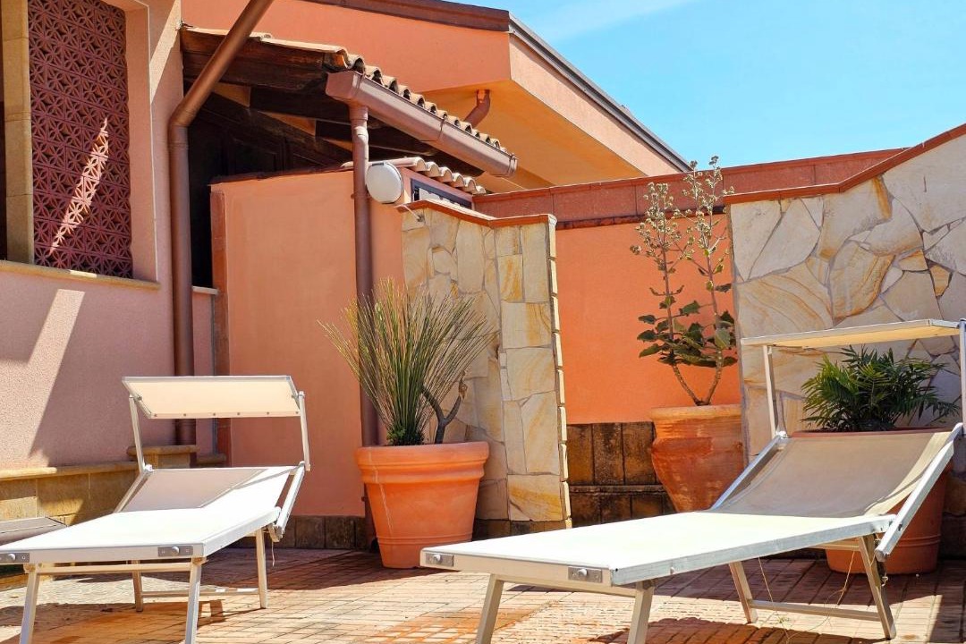 Solfarelli House | Holiday Home Helle mediterrane Villa mit Veranda und Garten by Interhome