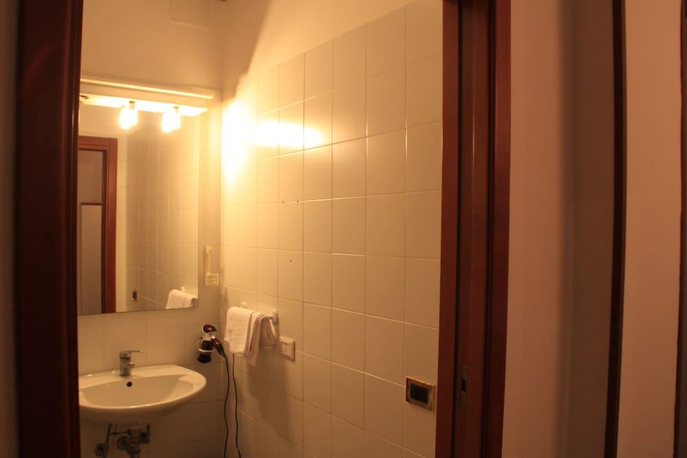 Photo of Bathroom in Gela