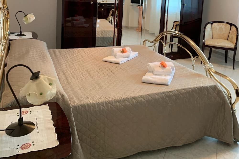 Photo of Bedroom in Patti