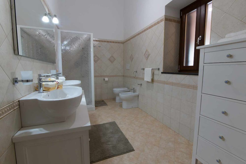 Photo of Bathroom in Lingua