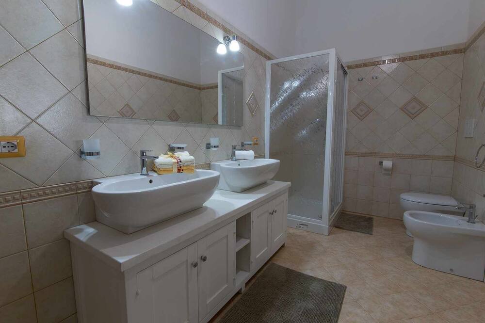 Photo of Bathroom in Lingua