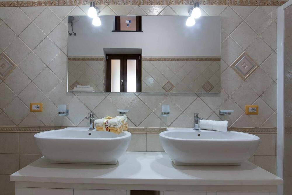 Photo of Bathroom in Lingua