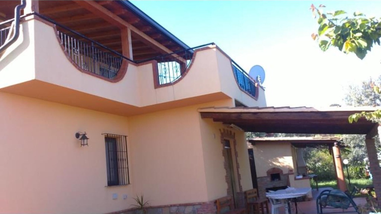 Photo of Buildings in Caronia