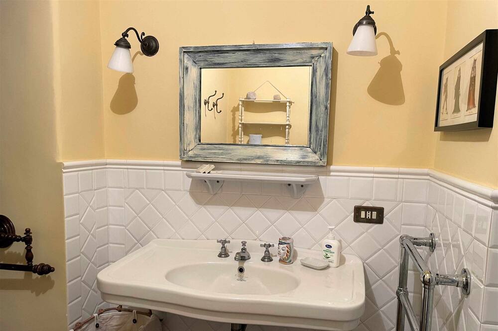 Photo of Bathroom in Pollara