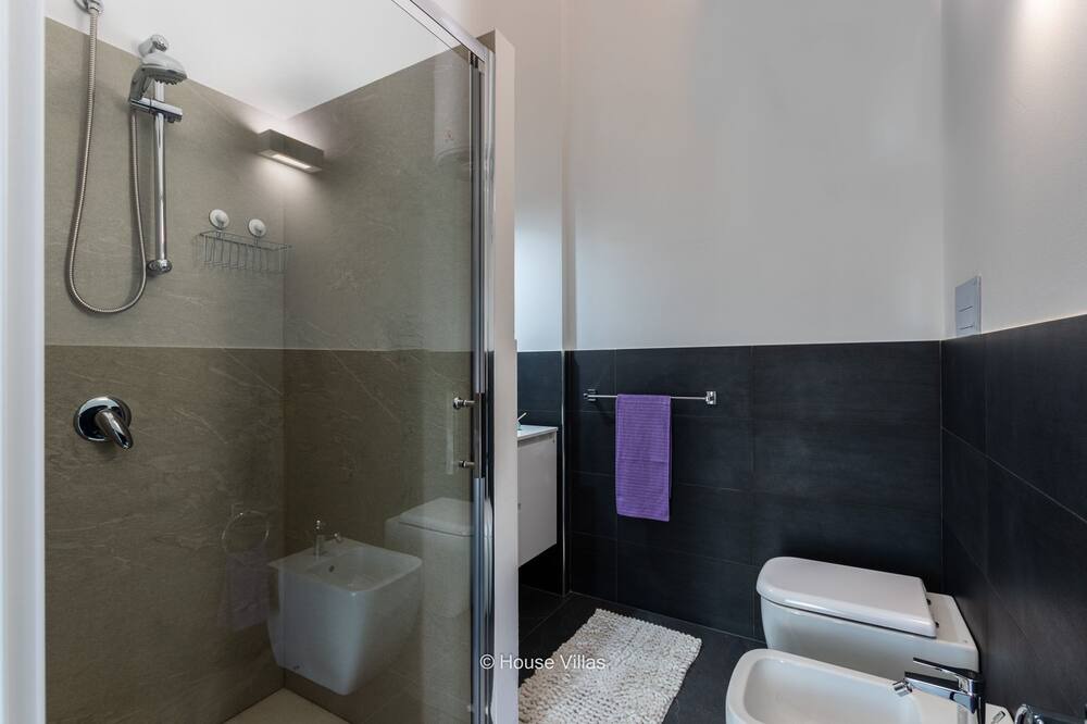 Photo of Bathroom in Avola