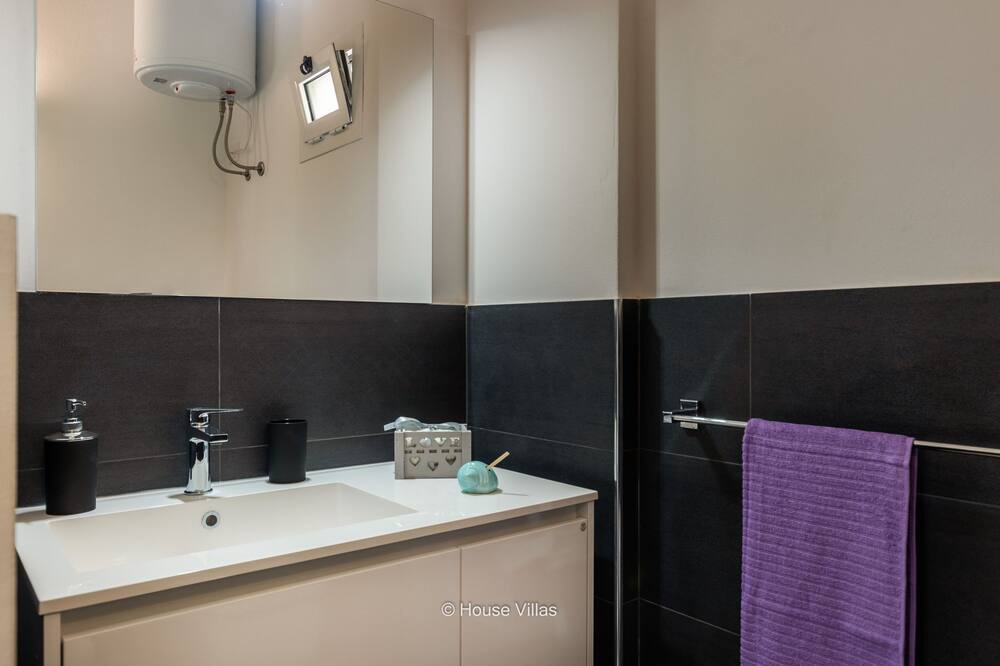 Photo of Bathroom in Avola