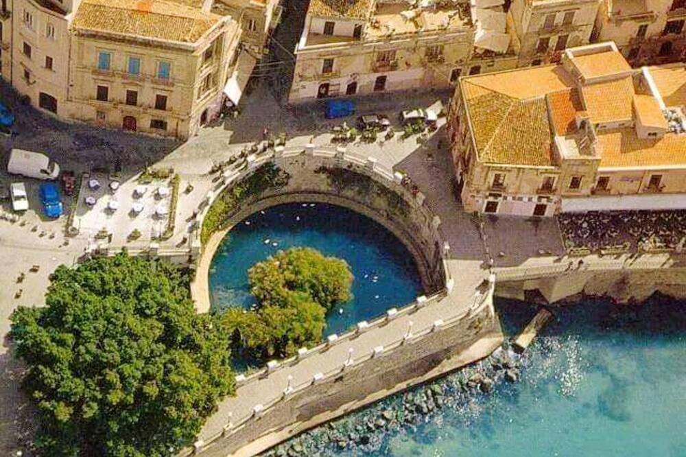 Photo of Others in Isola