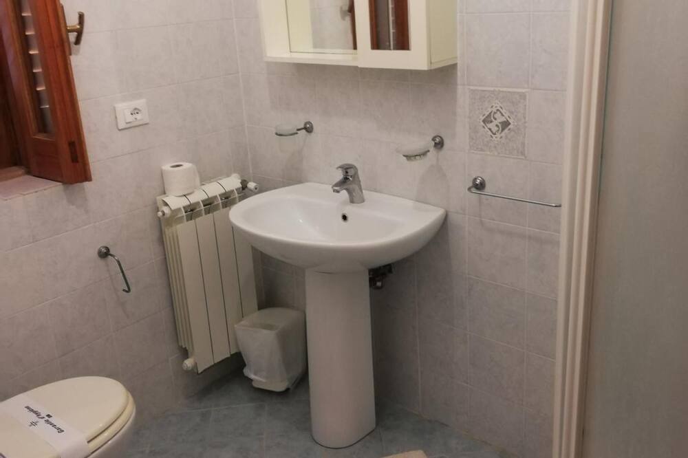 Photo of Bathroom in Leni