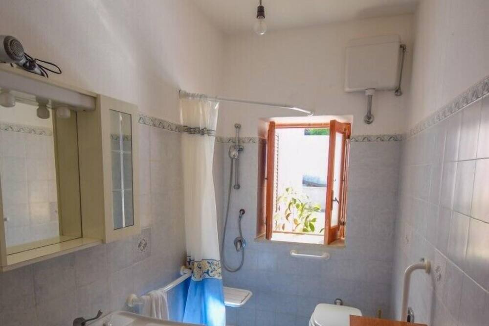 Photo of Bathroom in Leni