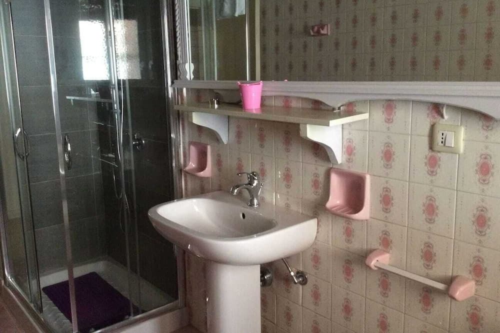 Photo of Bathroom in Tiche