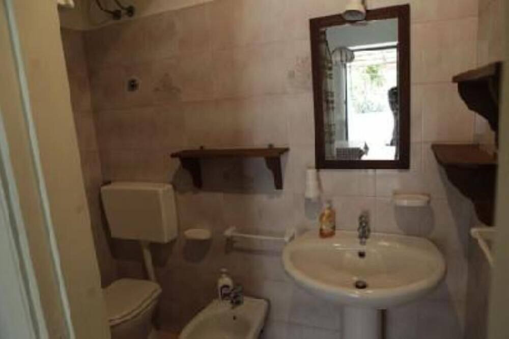 Photo of Bathroom in Leni
