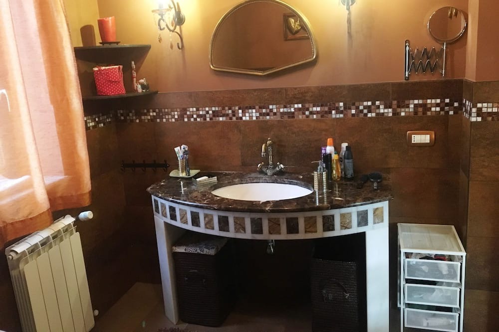 Photo of Bathroom in Carrozziere