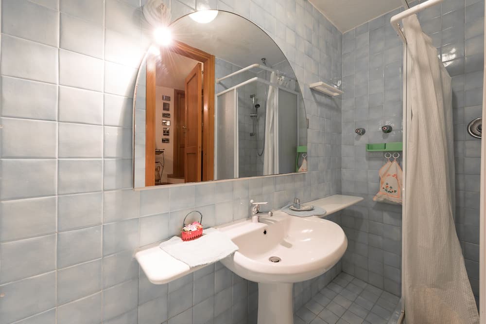 Photo of Bathroom in Leni