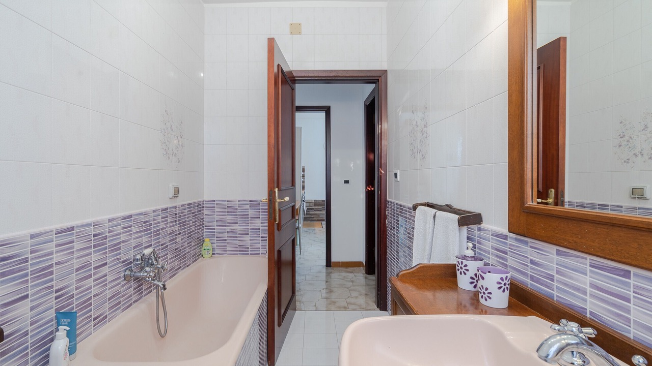 Photo of Bathroom in Brucoli
