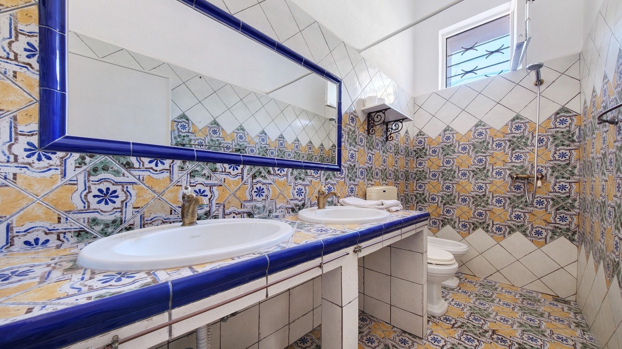 Photo of Bathroom in Lingua