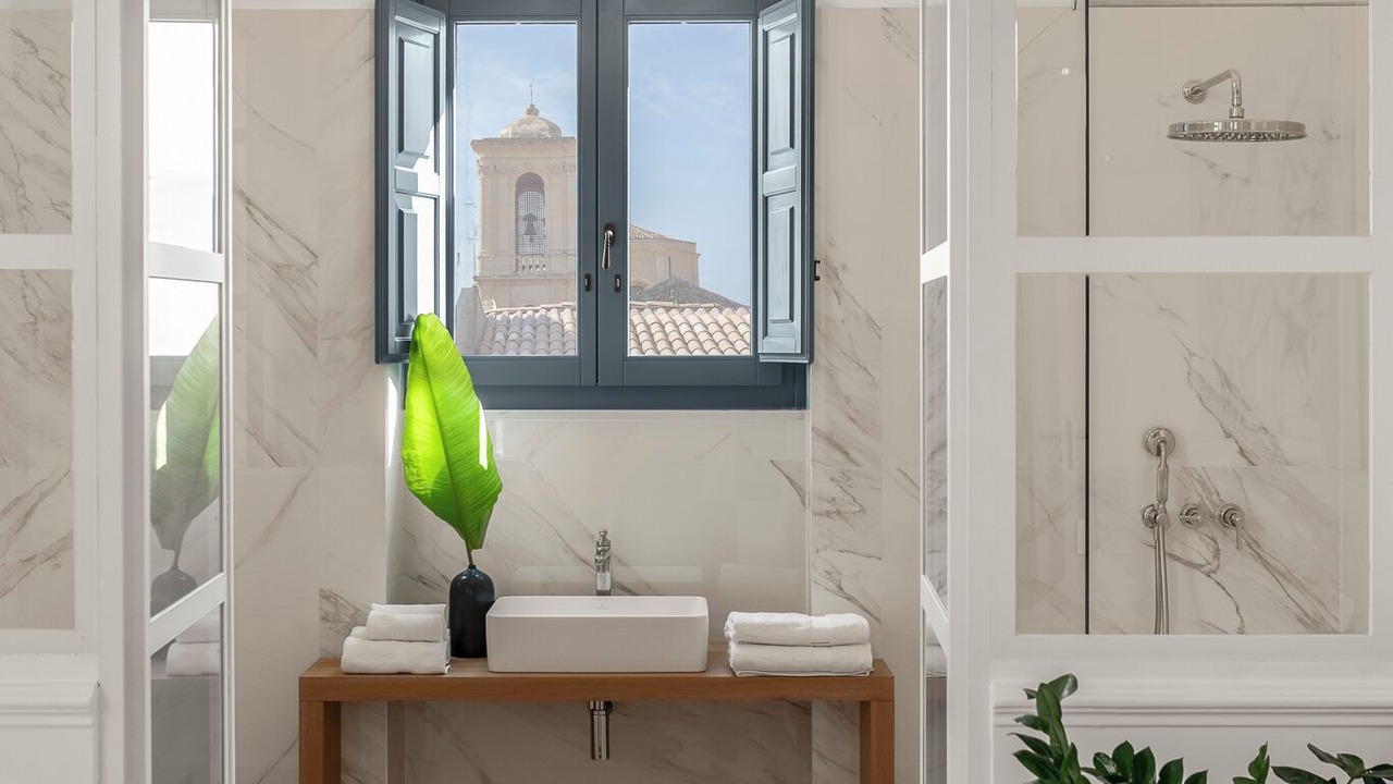 Photo of Bathroom in Noto Historic Centre