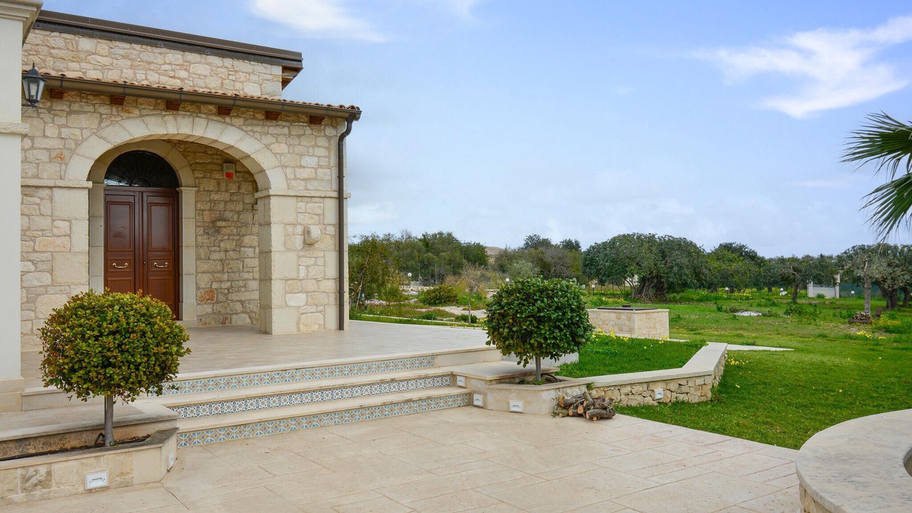Photo of Others in Noto