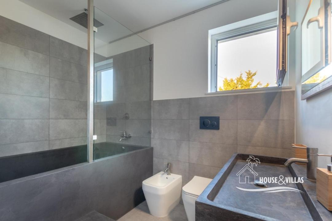 Photo of Bathroom in Avola