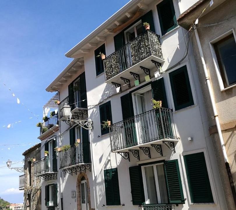 Photo of Others in Capri Leone