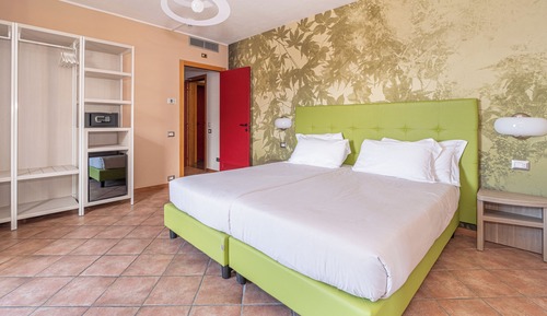 Standard Double Room, Partial Lake View