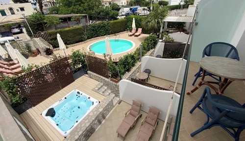 Luxury Studio Suite, 1 Queen Bed, Pool View