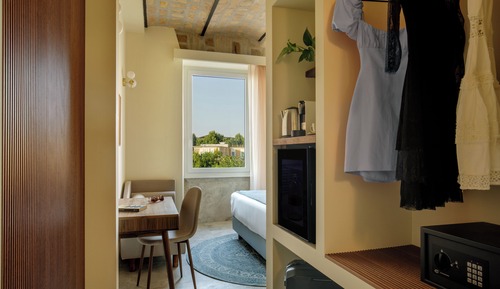 Luxury Double Room, 1 Queen Bed, Private Bathroom, City View
