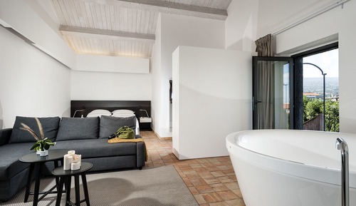 Junior Suite, 1 King Bed with Sofa bed, Bathtub