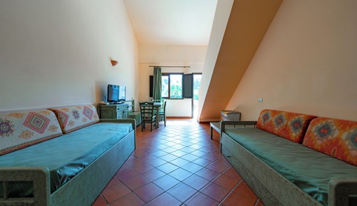 Family Room (2 Adults + 2 Children)