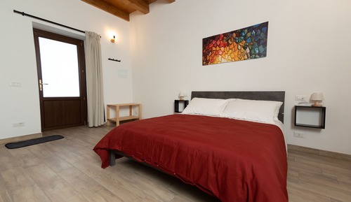 Comfort Room, Courtyard View