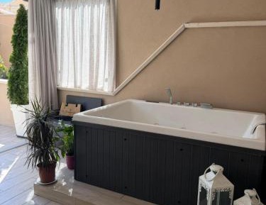 Queen Room with Spa Bath