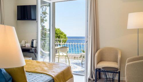 Deluxe connecting rooms with front sea view- Two Bathrooms