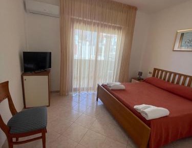 Deluxe Double Room with Side Sea View