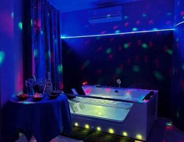 Deluxe Suite with Spa Bath