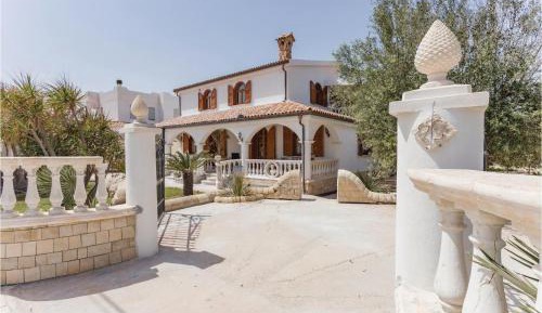 Three-Bedroom Holiday Home 