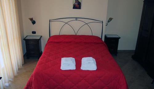 King Room with Roll-In Shower - Disability Access
