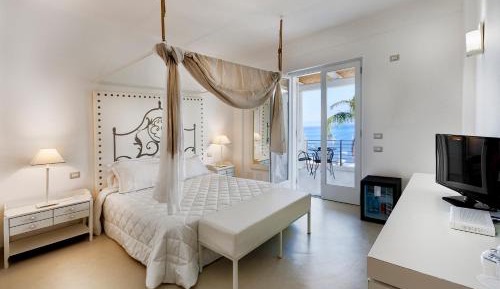 Superior Double Room with Sea View and Swimming Pool Side