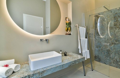 Isola Villa | Villa Syracusia - Six Bedroom Villa, Sleeps 12