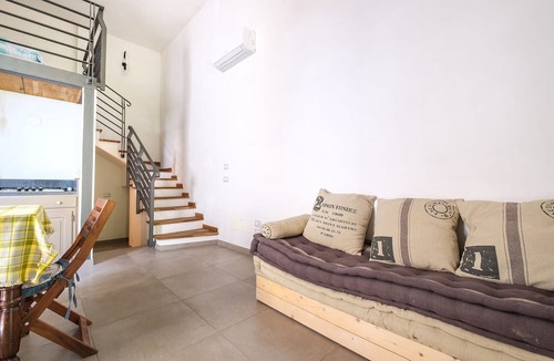 Canneto Apartment | Apartment 'Bougainville' with Balcony and Air Conditioning